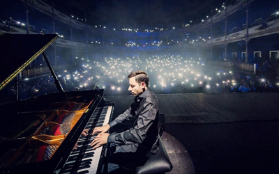 Peter Bence performs live at Kravis